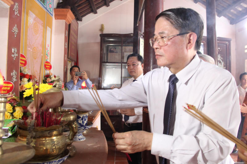 Phó Chủ tịch Quốc Hội Nguyễn Đức Hải dâng hương tri ân các anh hùng liệt sĩ tại Quảng Nam