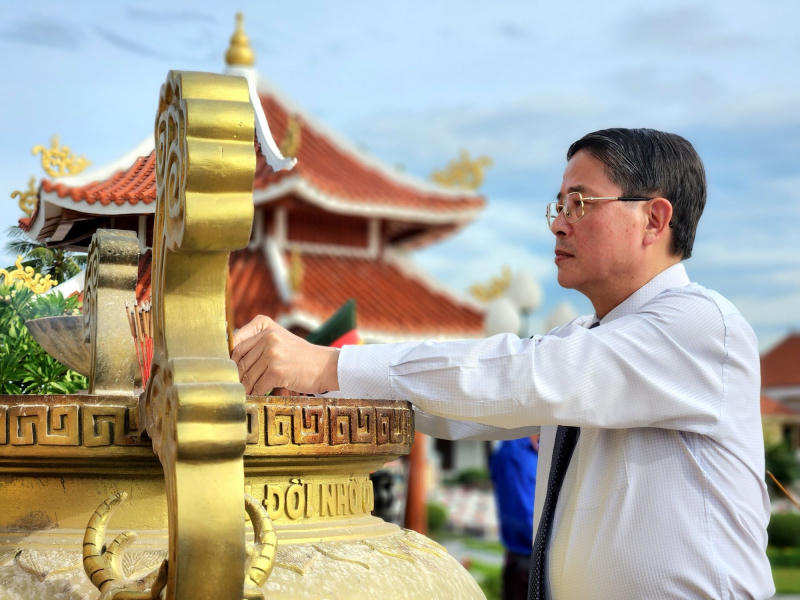 Phó Chủ tịch Quốc Hội Nguyễn Đức Hải dâng hương tri ân các anh hùng liệt sĩ tại Quảng Nam