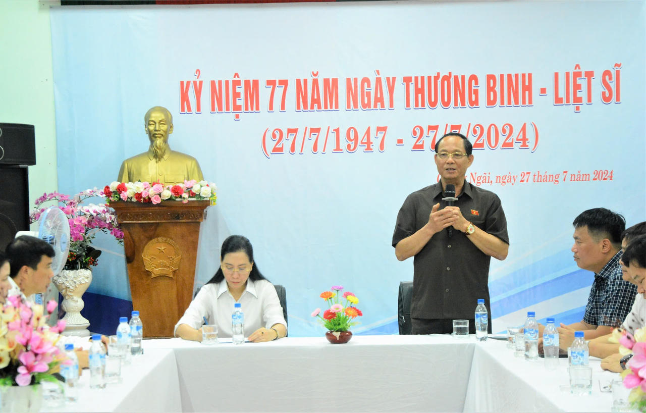 Thượng tướng Trần Quang Phương thăm, tặng quà người có công, gia đình chính sách ở Quảng Ngãi