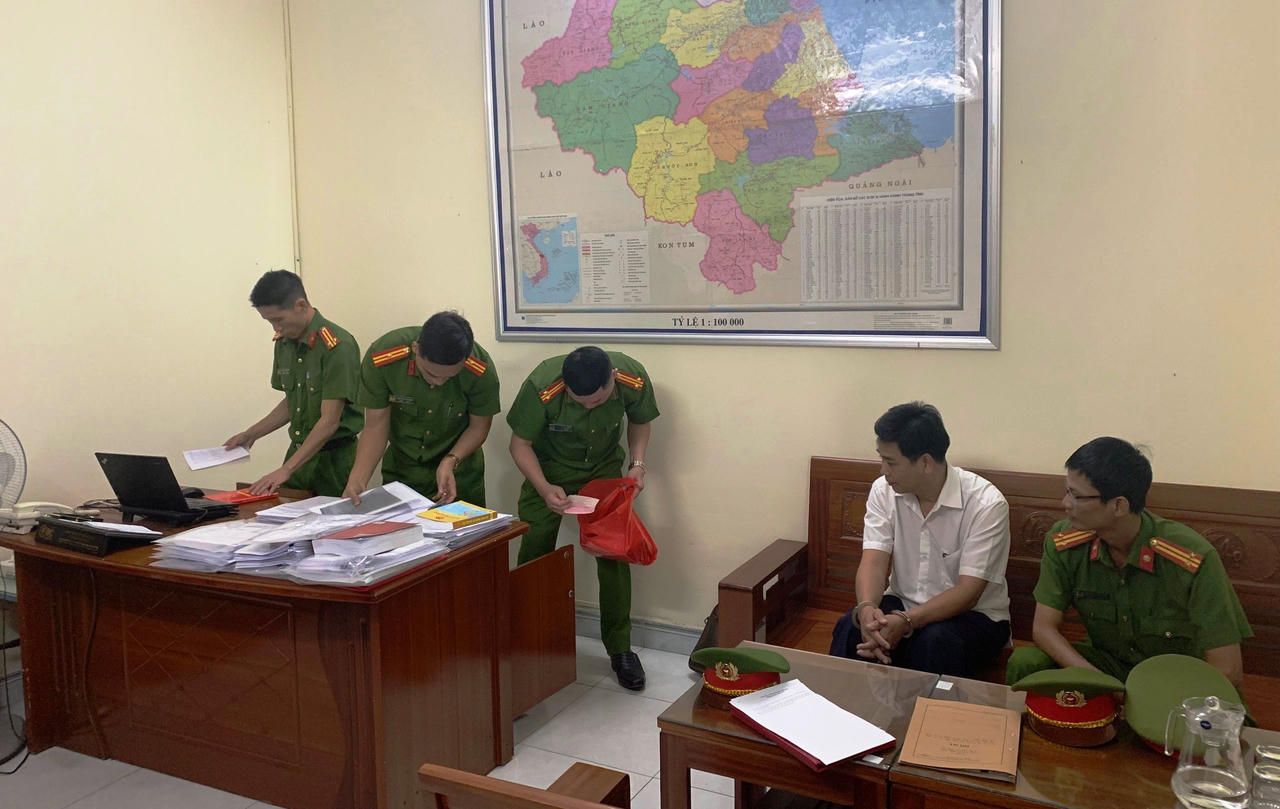 Bắt Phó Chi cục trưởng cùng chuyên viên Chi cục Quản lý đất đai ở Quảng Nam