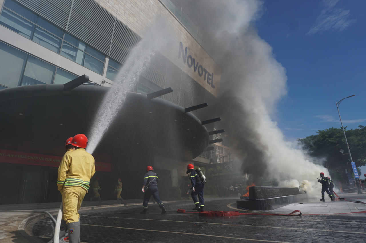 Đà Nẵng diễn tập chữa cháy khách sạn siêu cao tầng, giả thuyết 1.300 người bị nạn
