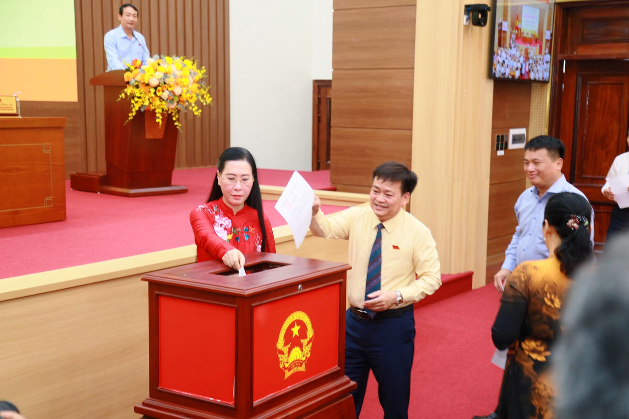 Ông Nguyễn Hoàng Giang được bầu giữ chức Chủ tịch UBND tỉnh Quảng Ngãi 