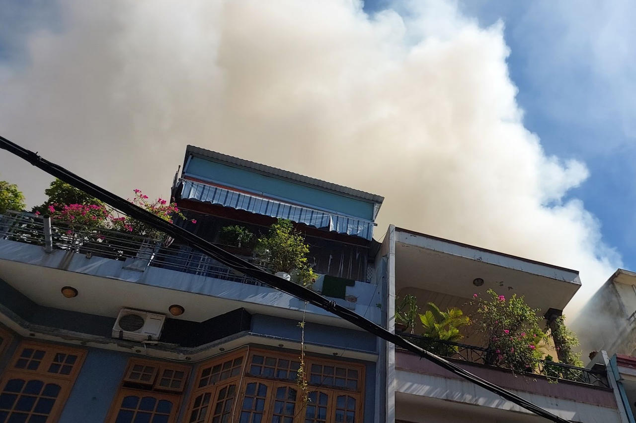 Căn nhà chứa đồ điện tử bốc cháy trong hẻm cạnh chợ Cồn Đà Nẵng