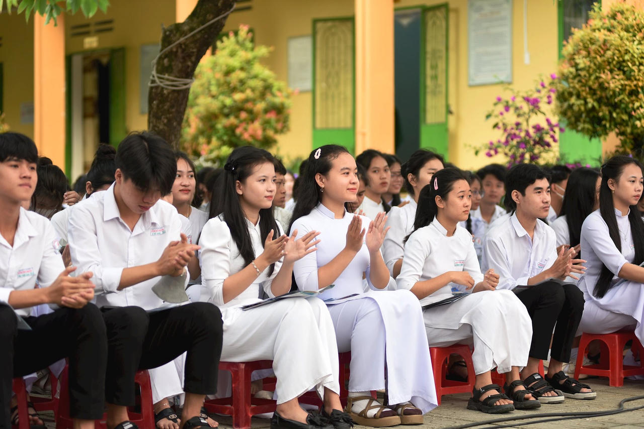 Xem xét miễn 100% học phí cho học sinh trường công lập ở Quảng Nam