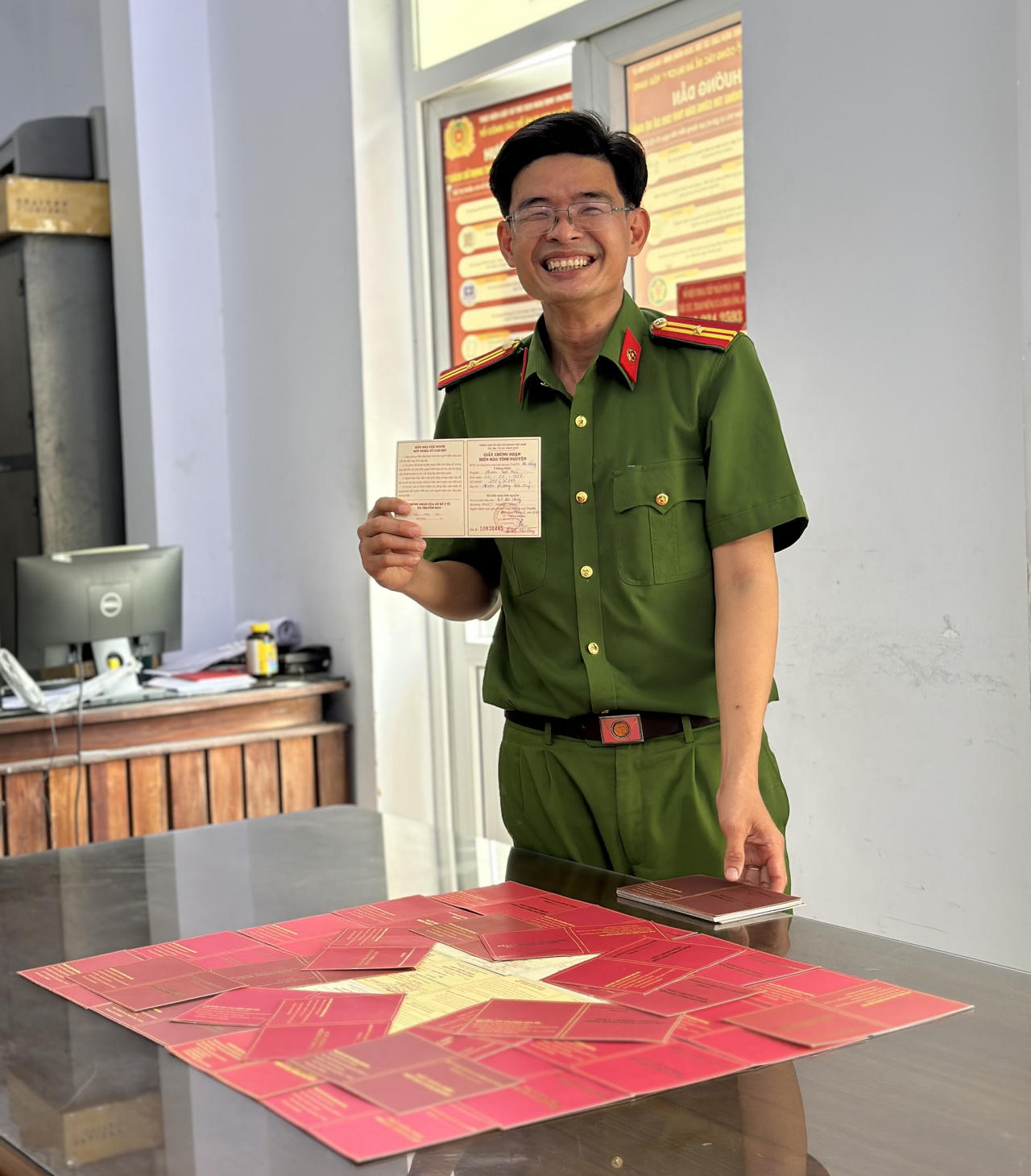 Thiếu tá Công an ghép hình cờ Tổ quốc bằng 26 giấy chứng nhận hiến máu cứu người