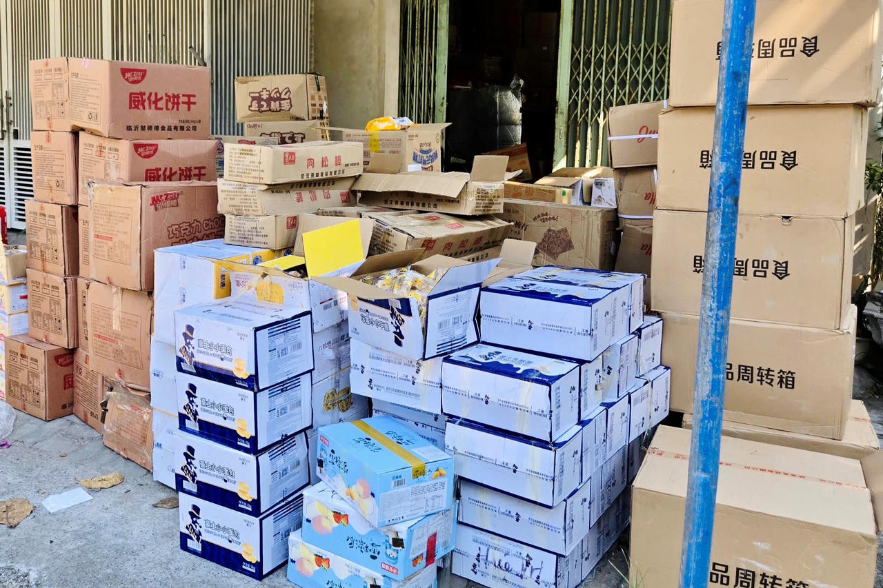 Trung thu cận kề, phát hiện bánh kẹo 'trôi nổi' ở nhiều địa phương