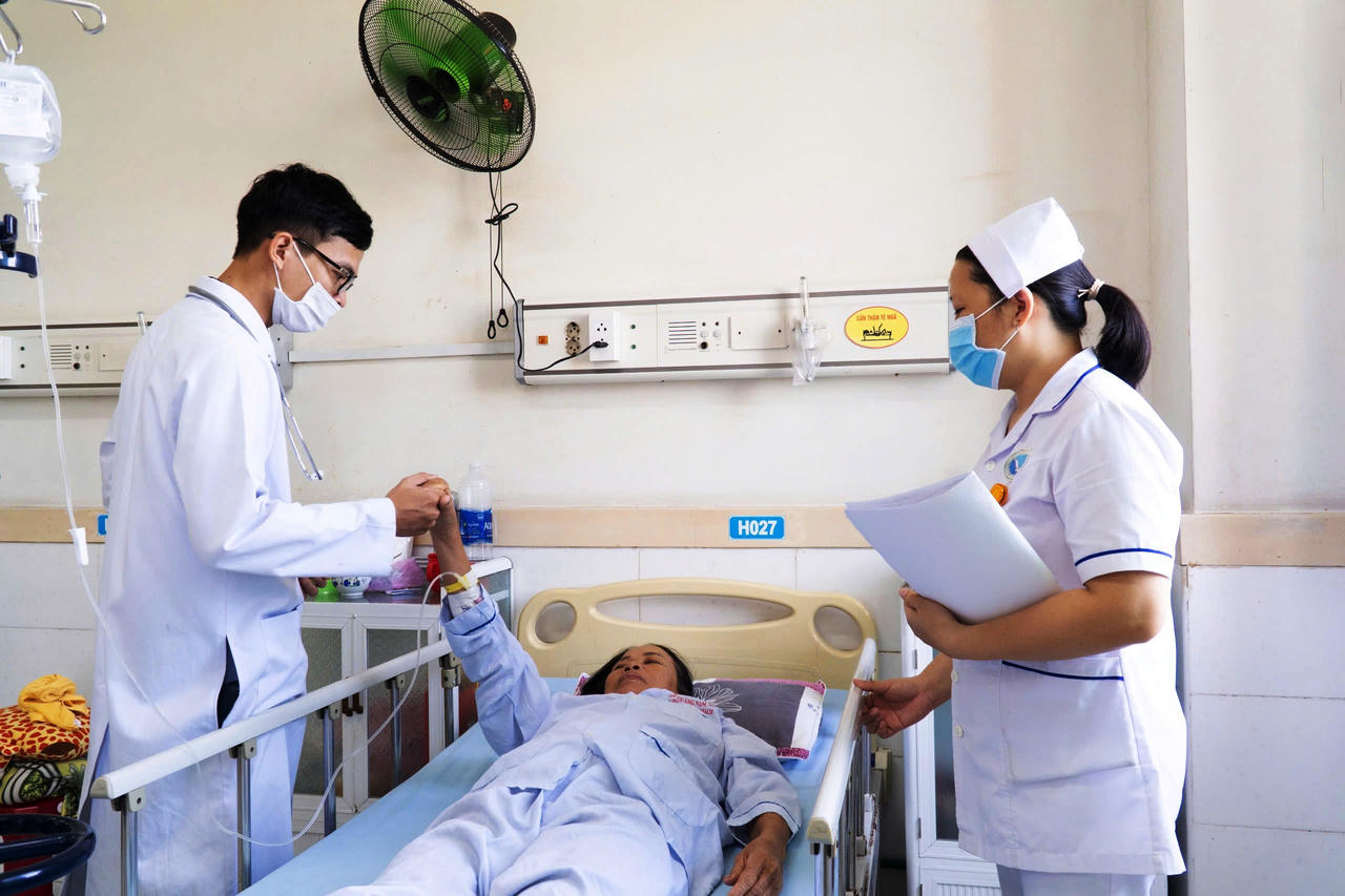 Can thiệp lấy huyết khối qua đường động mạch cứu người phụ nữ đột quỵ não