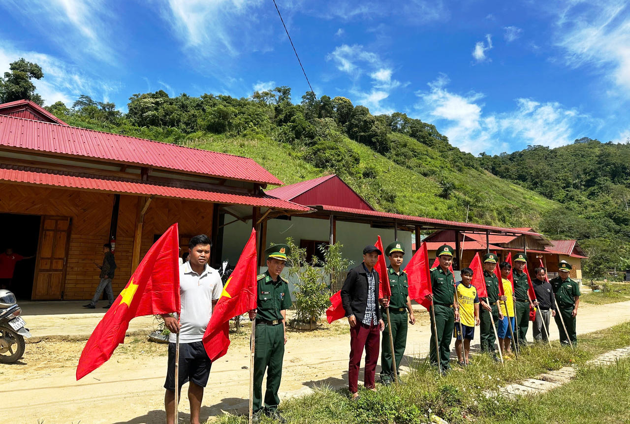 Rực rỡ sắc cờ Tổ quốc mừng Ngày Quốc khánh ở bản làng biên giới