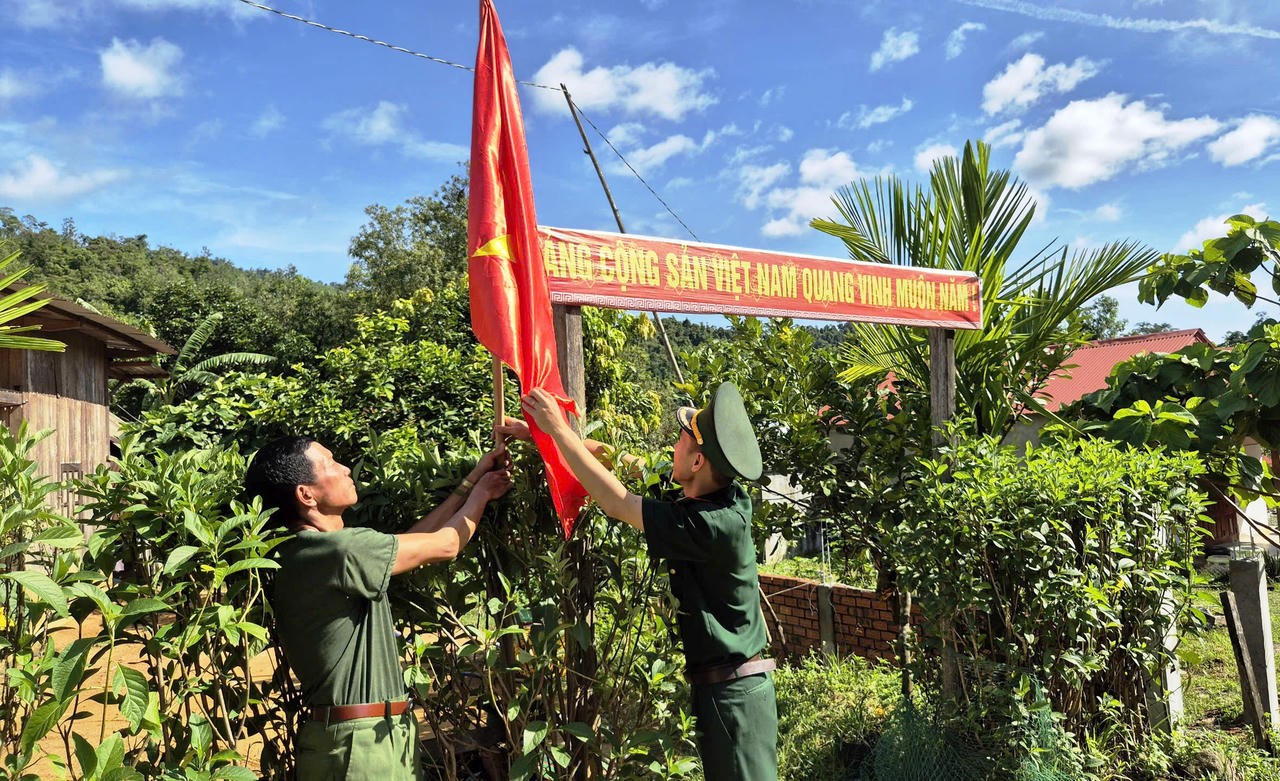 Rực rỡ sắc cờ Tổ quốc mừng Ngày Quốc khánh ở bản làng biên giới