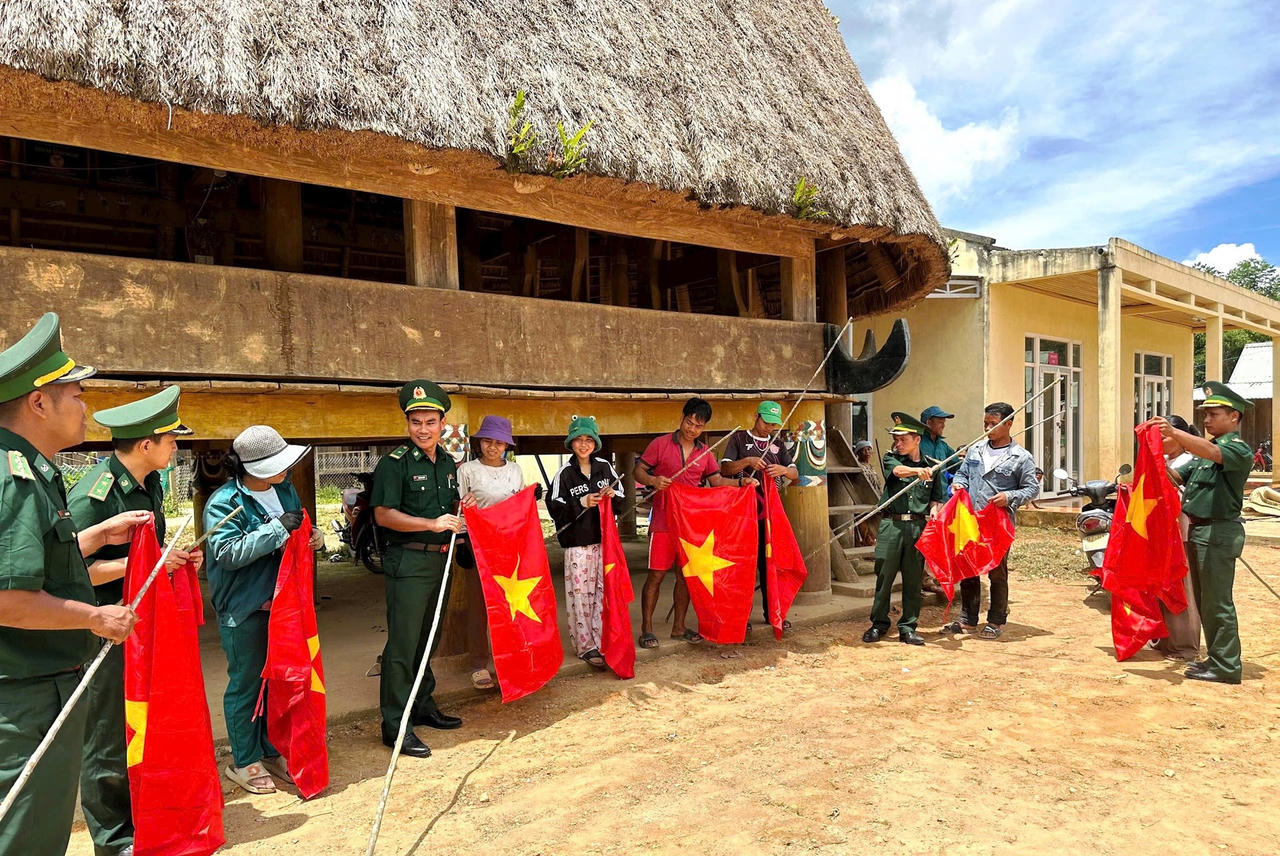 Rực rỡ sắc cờ Tổ quốc mừng Ngày Quốc khánh ở bản làng biên giới