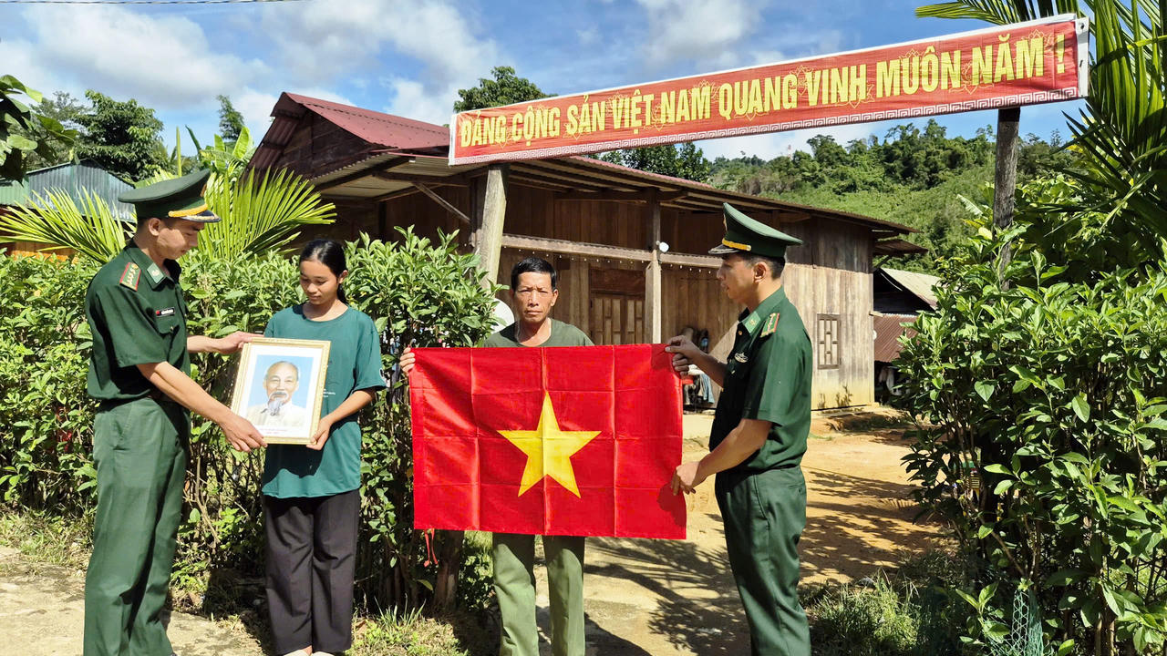 Rực rỡ sắc cờ Tổ quốc mừng Ngày Quốc khánh ở bản làng biên giới