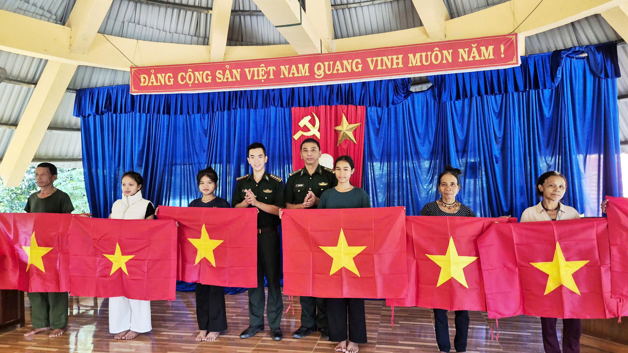 Rực rỡ sắc cờ Tổ quốc mừng Ngày Quốc khánh ở bản làng biên giới