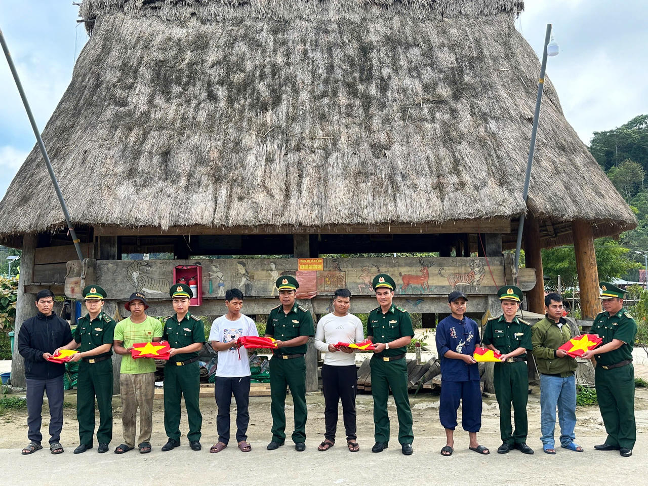 Rực rỡ sắc cờ Tổ quốc mừng Ngày Quốc khánh ở bản làng biên giới