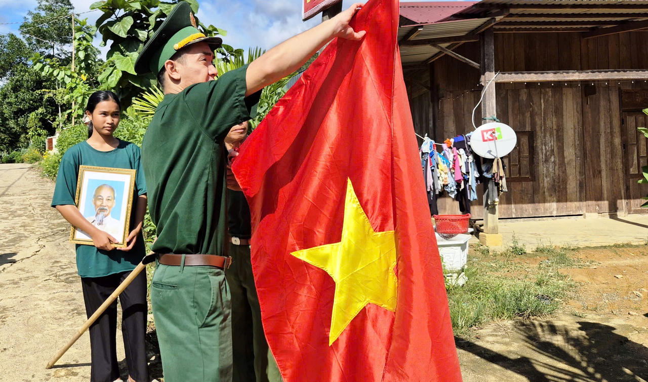Rực rỡ sắc cờ Tổ quốc mừng Ngày Quốc khánh ở bản làng biên giới