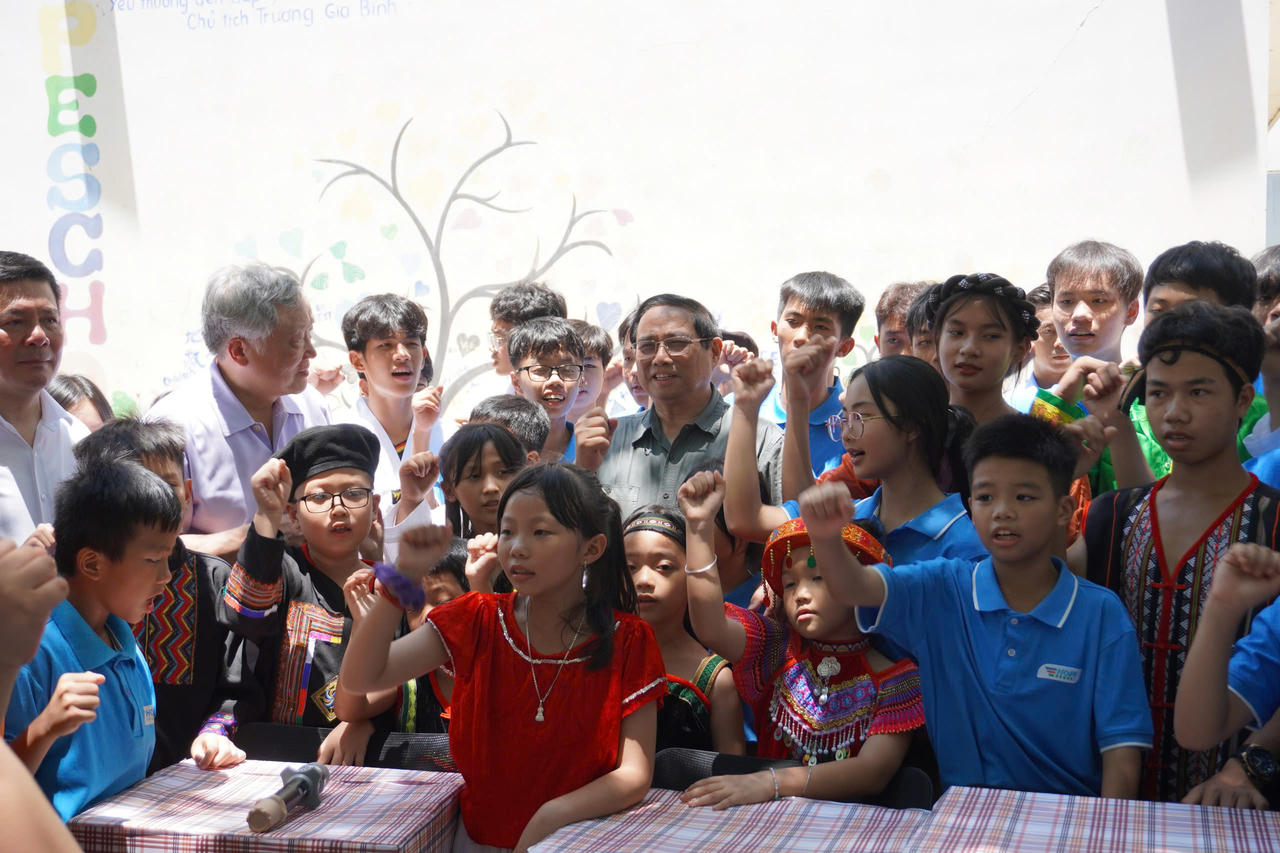 Thủ tướng khảo sát dự án trọng điểm và thăm học sinh mồ côi vì COVID-19 ở Đà Nẵng