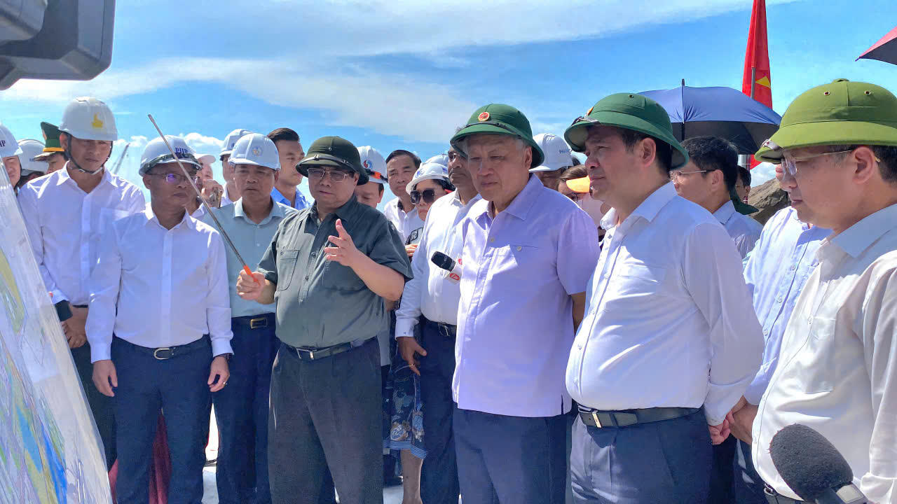 Thủ tướng khảo sát dự án trọng điểm và thăm học sinh mồ côi vì COVID-19 ở Đà Nẵng