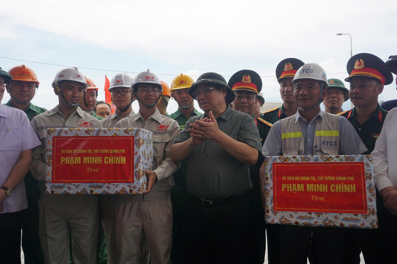 Thủ tướng khảo sát dự án trọng điểm và thăm học sinh mồ côi vì COVID-19 ở Đà Nẵng