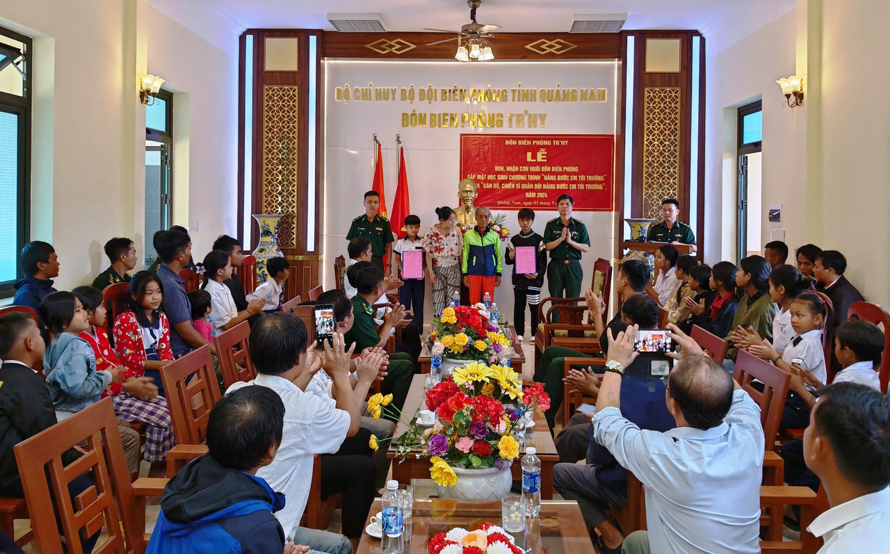 Đồn Biên phòng Tr’hy đón nhận “con nuôi Biên phòng”