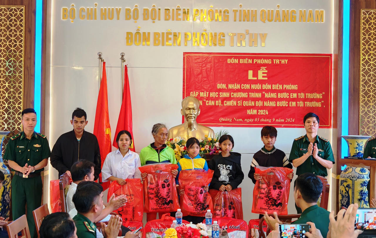 Đồn Biên phòng Tr’hy đón nhận “con nuôi Biên phòng”