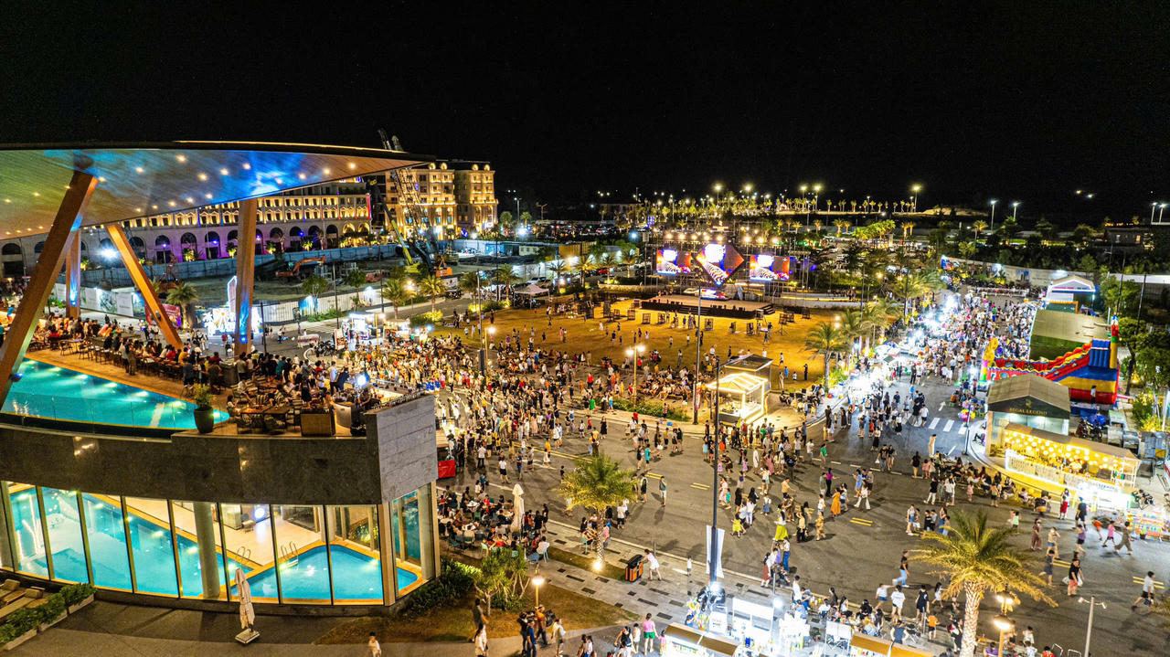 Công trường ven biển tấp nập ngày đêm xây tòa tháp 40 tầng Regal Residence Luxury