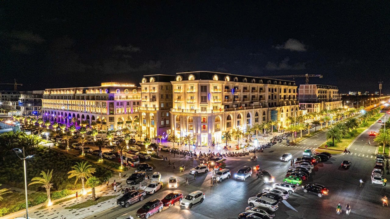 Công trường ven biển tấp nập ngày đêm xây tòa tháp 40 tầng Regal Residence Luxury