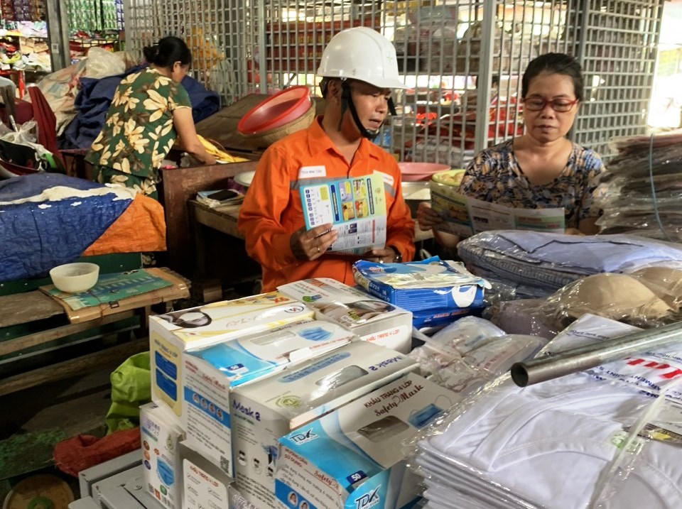 EVNCPC tăng cường kiểm tra và tuyên truyền an toàn điện