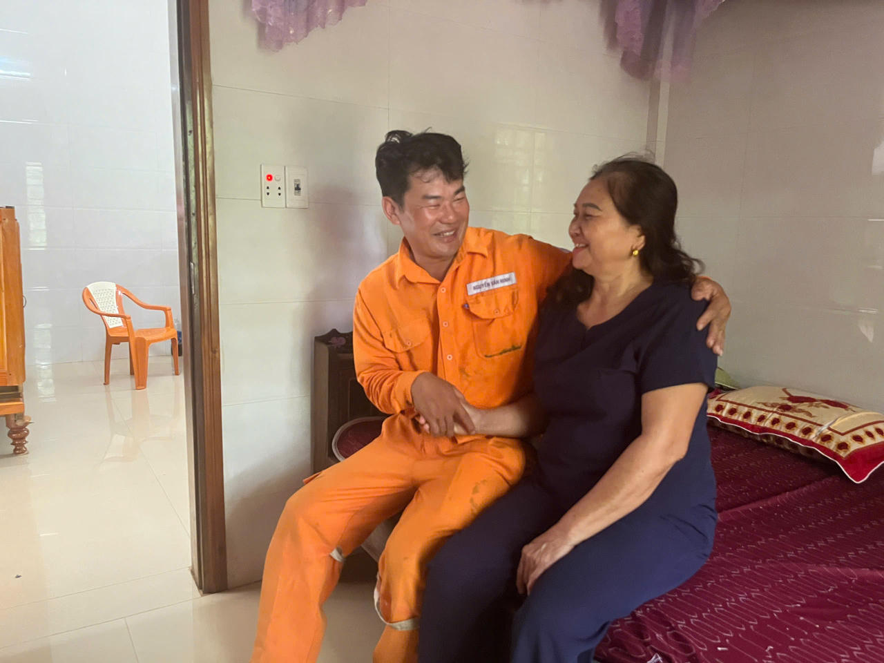 Tổng giám đốc EVNCPC khen thưởng nhóm công nhân Điện lực Bố Trạch cứu người bị điện giật