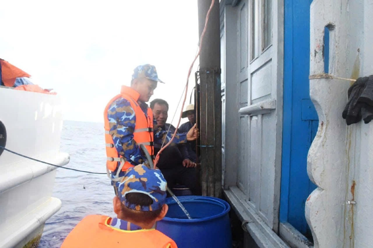 Vùng 4 Hải quân tiếp nước, lương thực cho ngư dân Quảng Ngãi