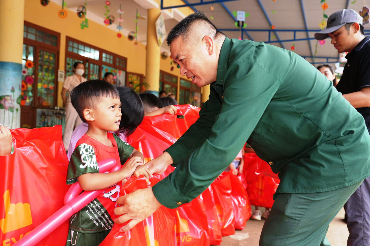 Mang tết Trung thu đến sớm với trẻ em vùng cao Quảng Nam