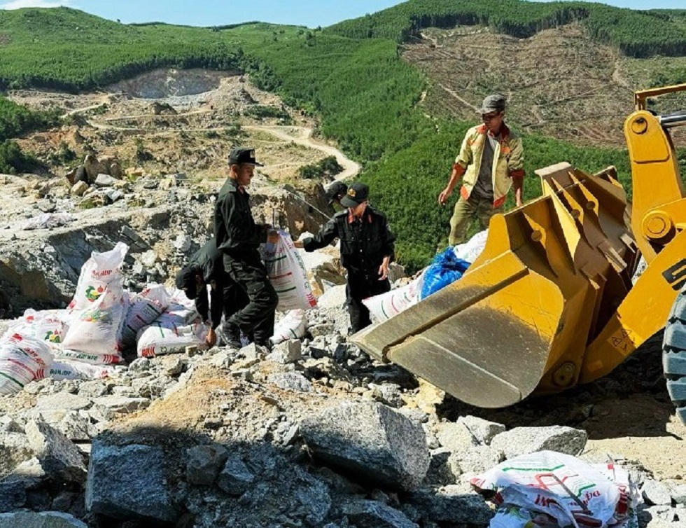 Bắt 4 đối tượng mua bán, sử dụng hơn 2.500kg thuốc nổ