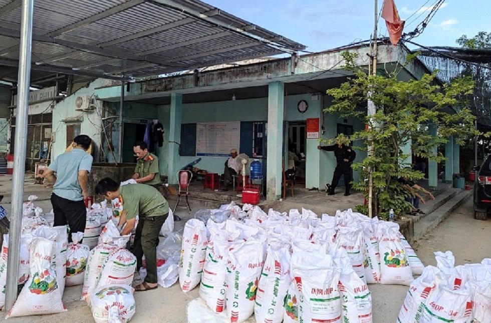 Bắt 4 đối tượng mua bán, sử dụng hơn 2.500kg thuốc nổ