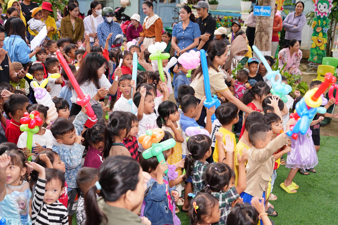 Mang tết Trung thu đến sớm với trẻ em vùng cao Quảng Nam