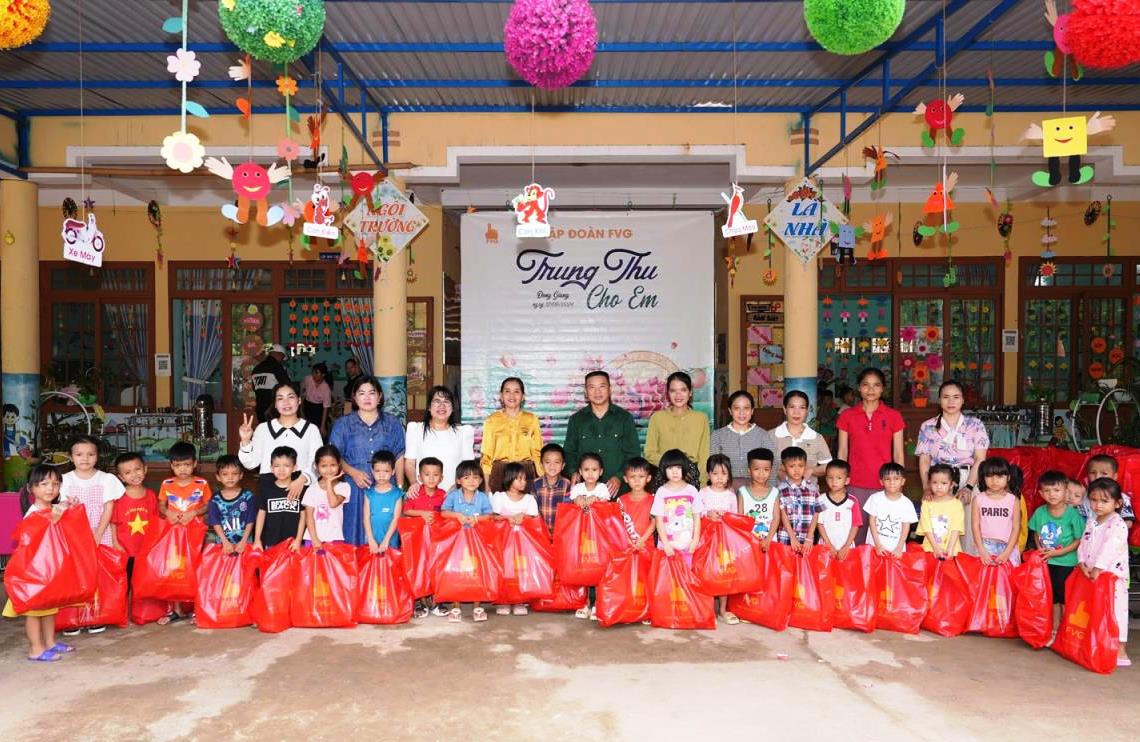 Mang tết Trung thu đến sớm với trẻ em vùng cao Quảng Nam