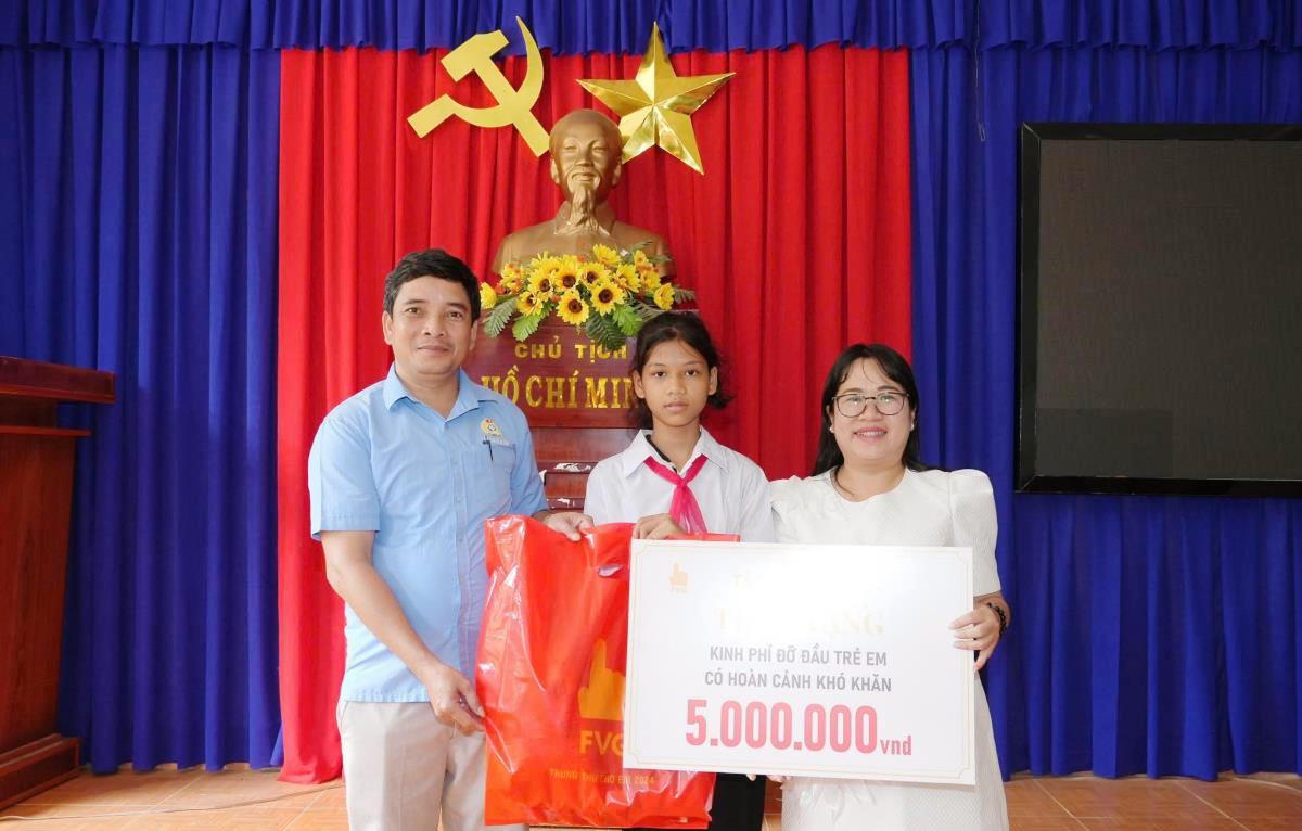 Mang tết Trung thu đến sớm với trẻ em vùng cao Quảng Nam