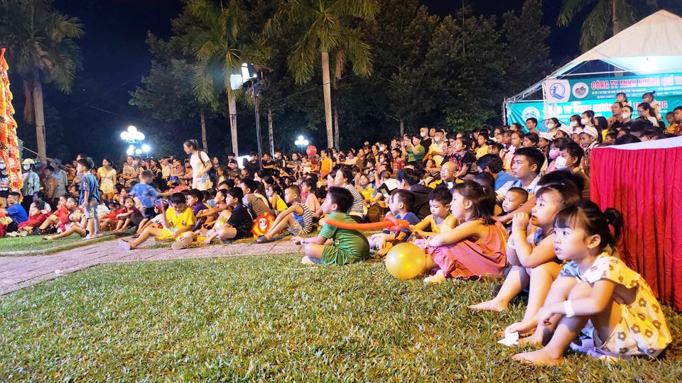 'Ấm áp mùa trăng rằm' cho trẻ em nghèo ở Quảng Ngãi