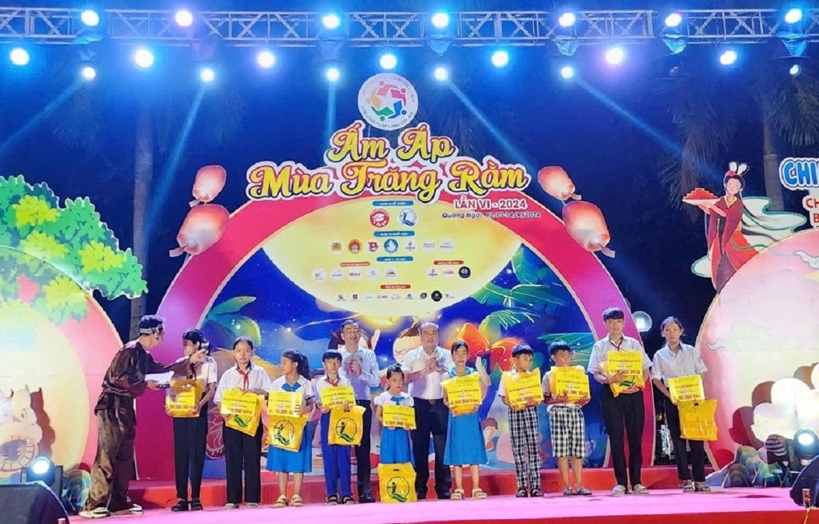 'Ấm áp mùa trăng rằm' cho trẻ em nghèo ở Quảng Ngãi