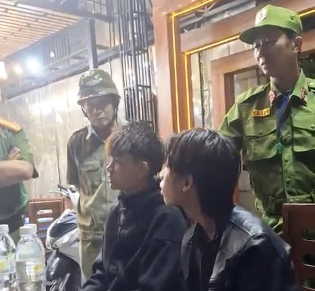 Hai thiếu niên mang súng tự chế đến quán nhậu gây rối, đánh nhau