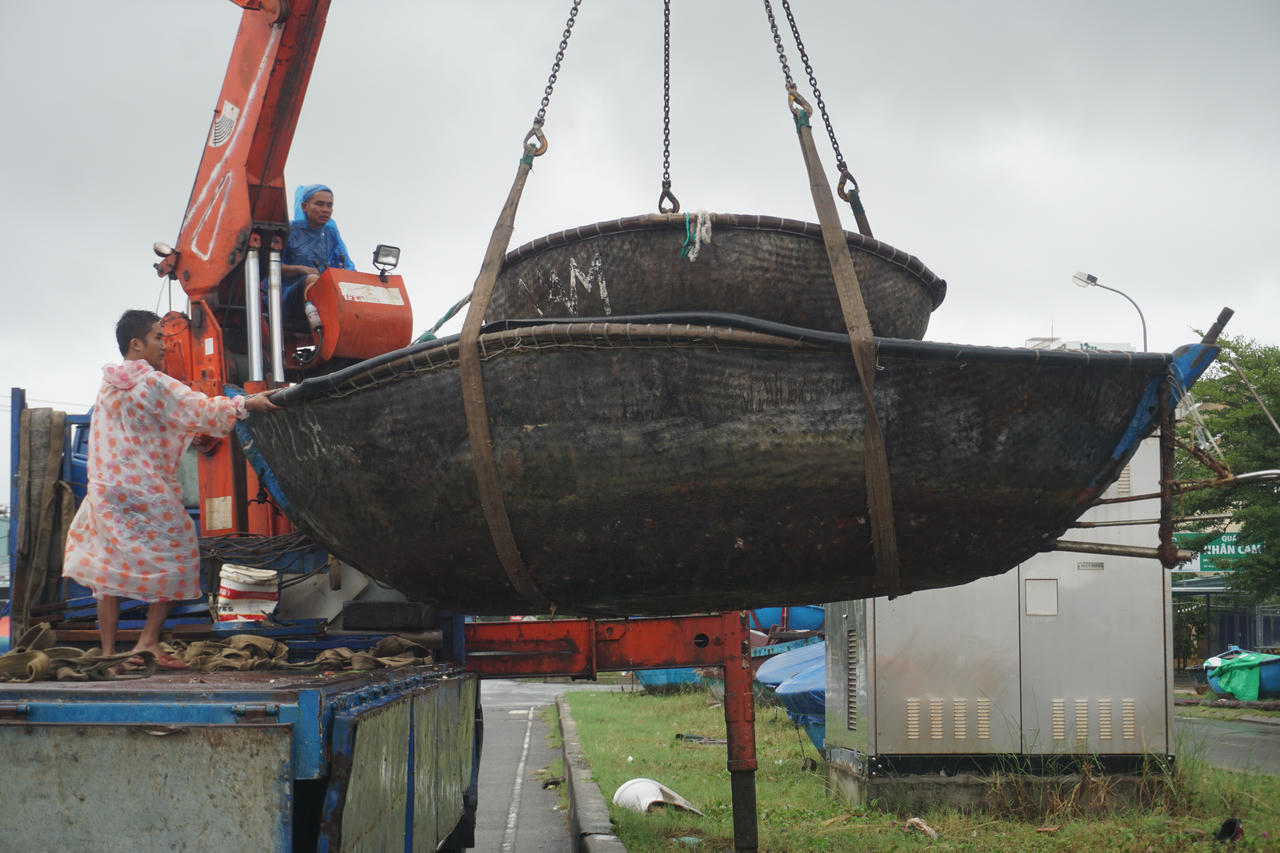 Người dân Đà Nẵng tất bật chuẩn bị “chạy bão" 