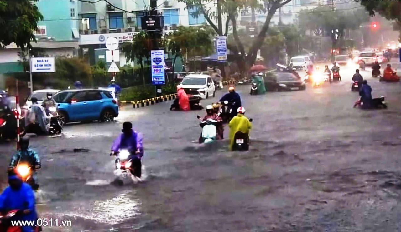 Mưa lớn gây ngập nhiều tuyến đường Đà Nẵng, học sinh được nghỉ học