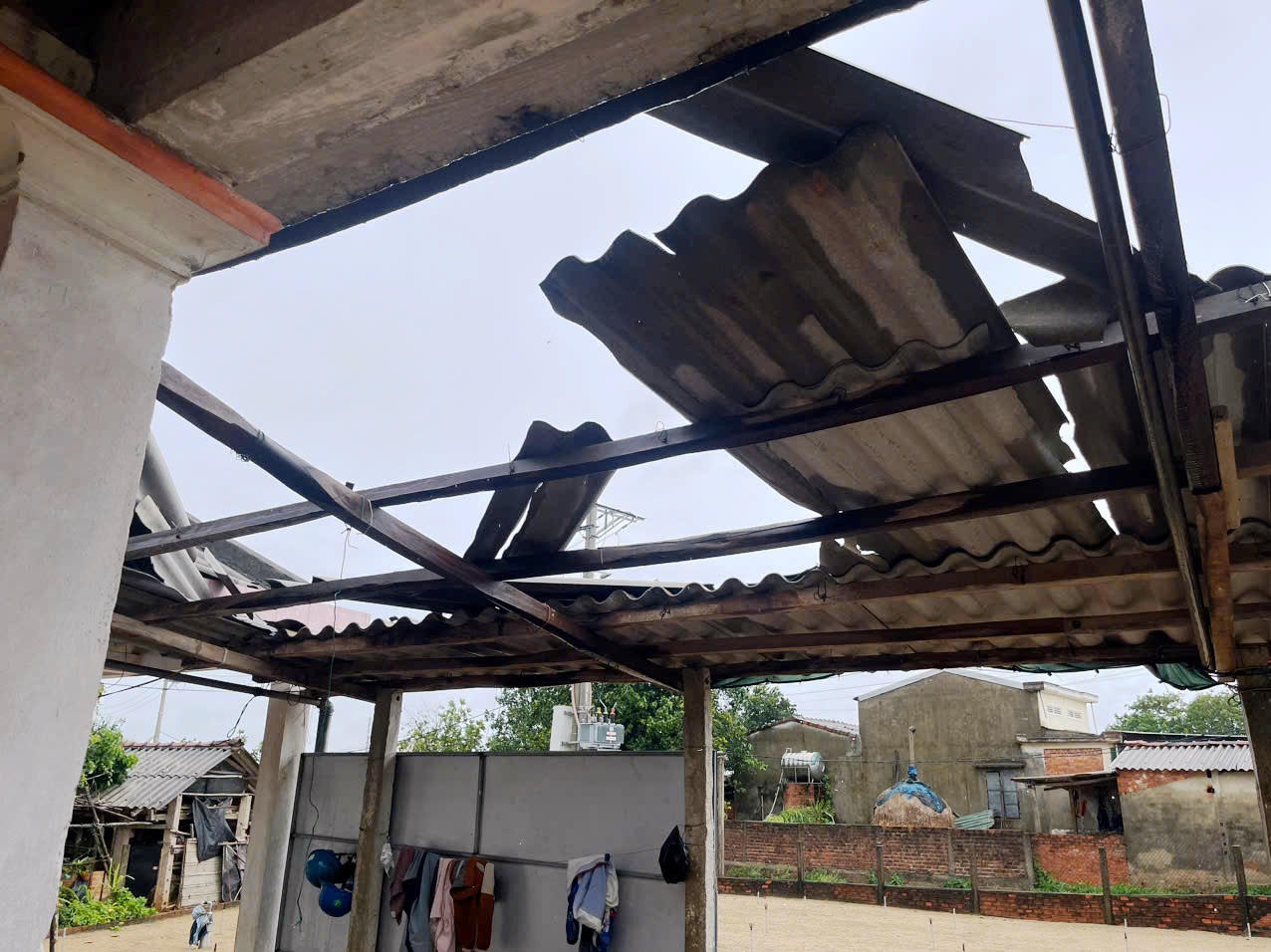 Lốc xoáy trong đêm làm tốc mái 3 nhà dân ở Quảng Ngãi