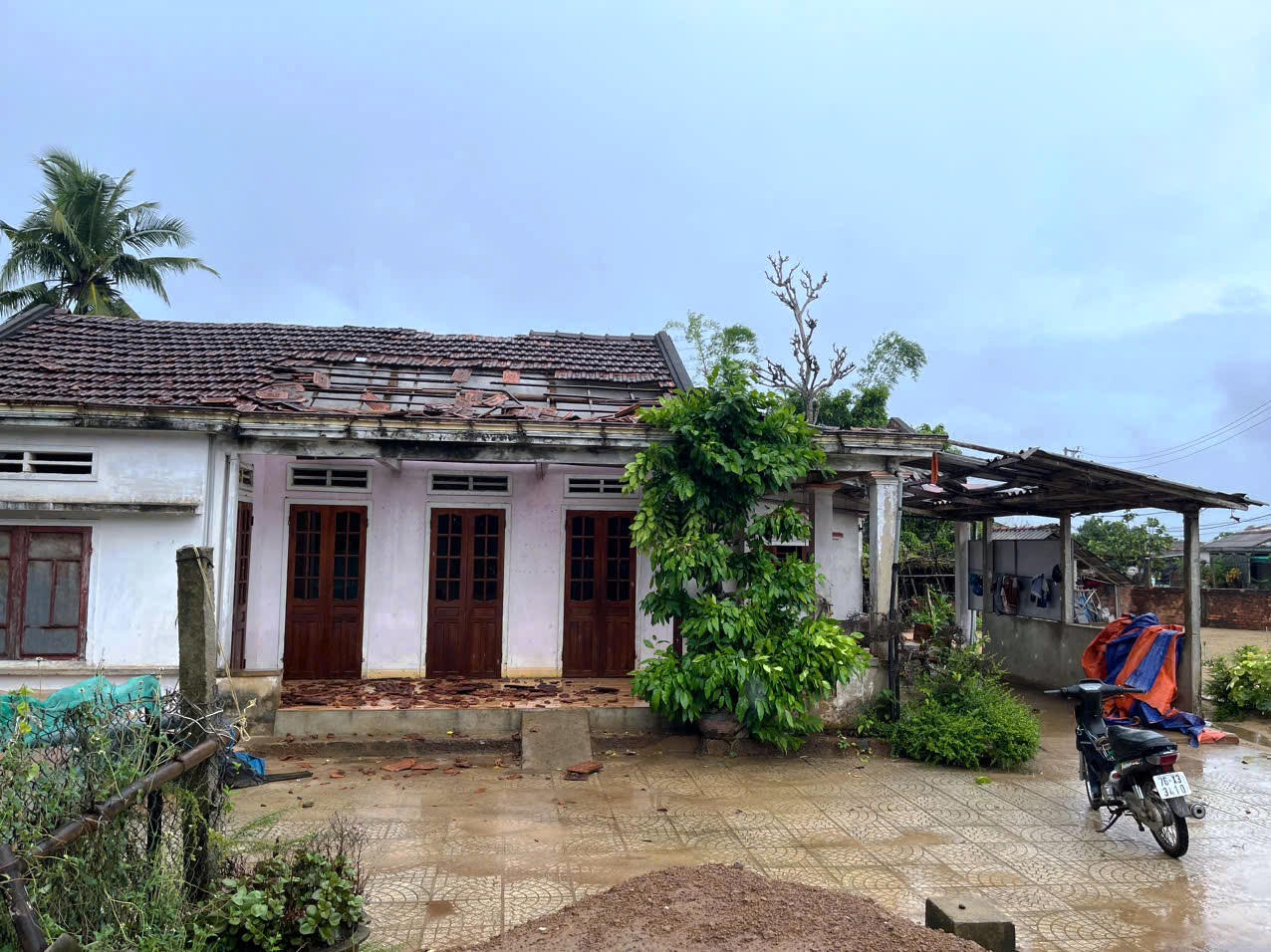 Lốc xoáy trong đêm làm tốc mái 3 nhà dân ở Quảng Ngãi