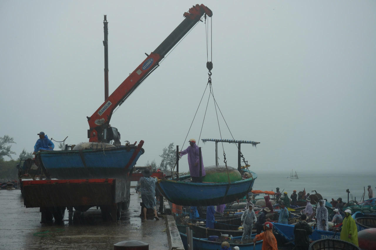 Người dân Đà Nẵng tất bật chuẩn bị “chạy bão" 