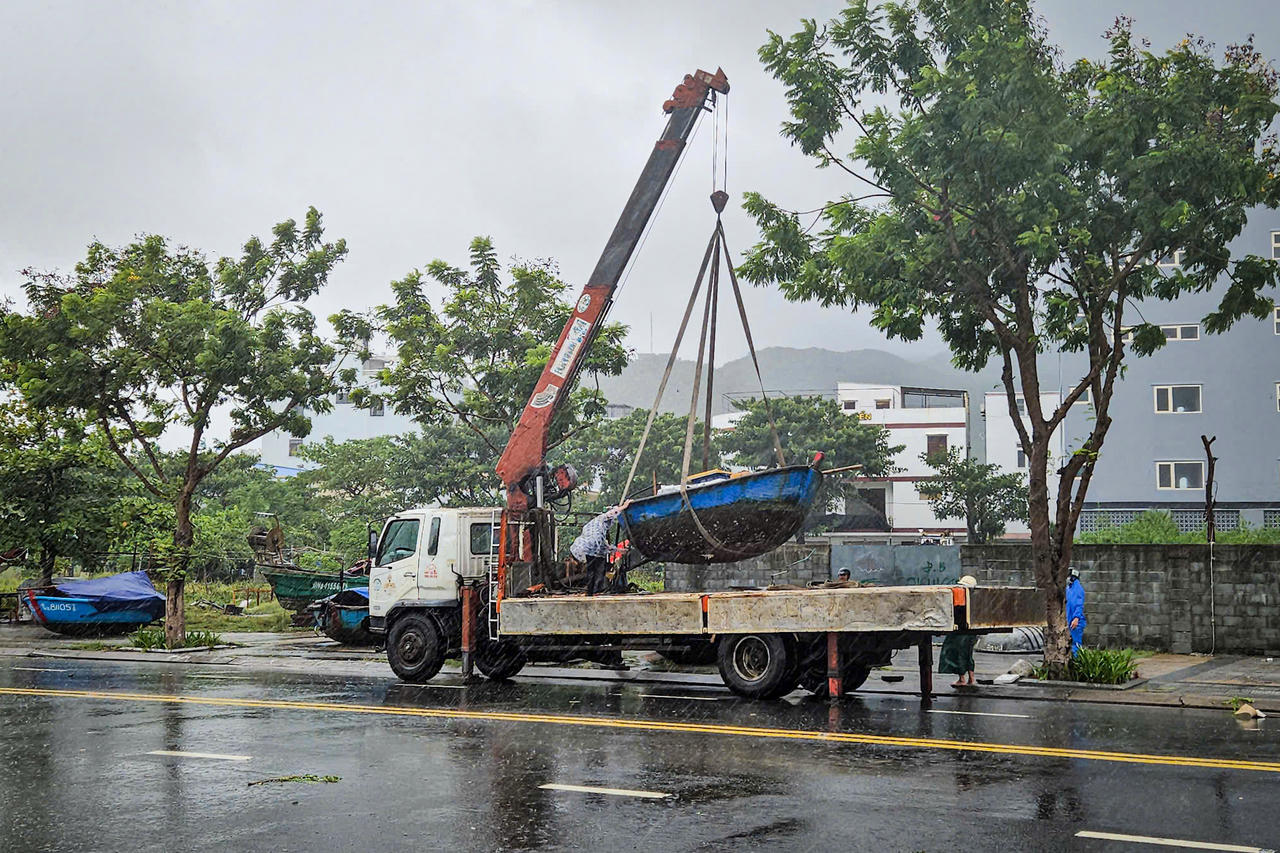 Người dân Đà Nẵng tất bật chuẩn bị “chạy bão" 