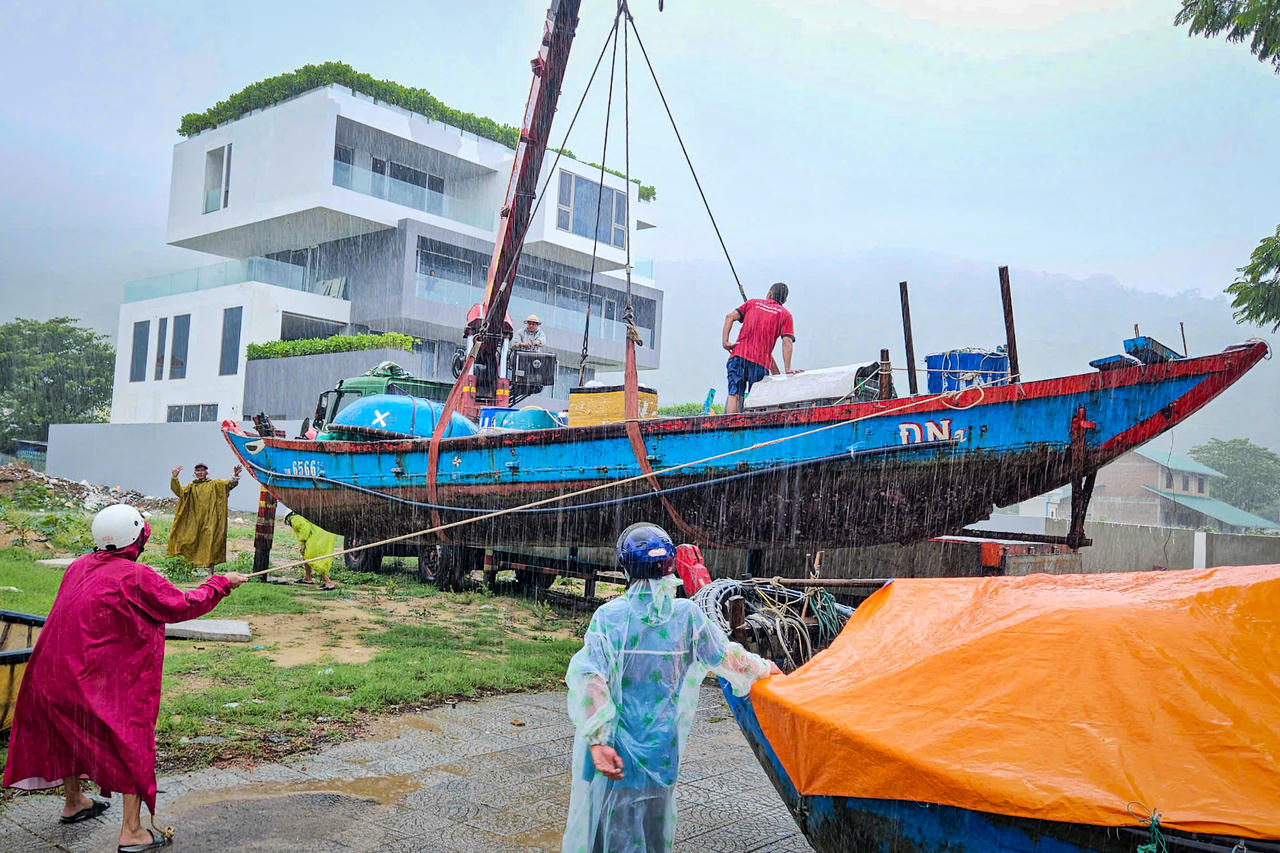 Người dân Đà Nẵng tất bật chuẩn bị “chạy bão" 