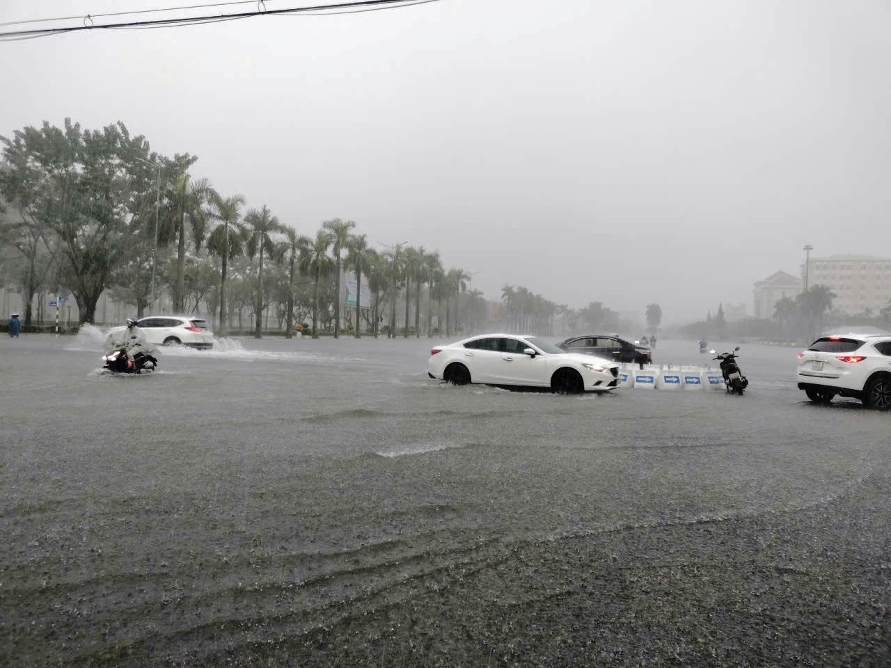 Mưa trắng trời, đường phố Tam Kỳ chìm trong “biển nước”
