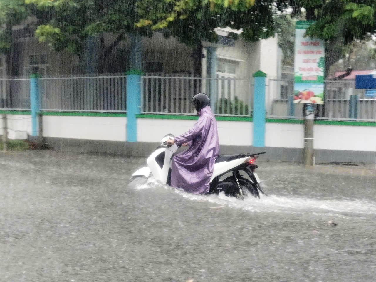Mưa trắng trời, đường phố Tam Kỳ chìm trong “biển nước”
