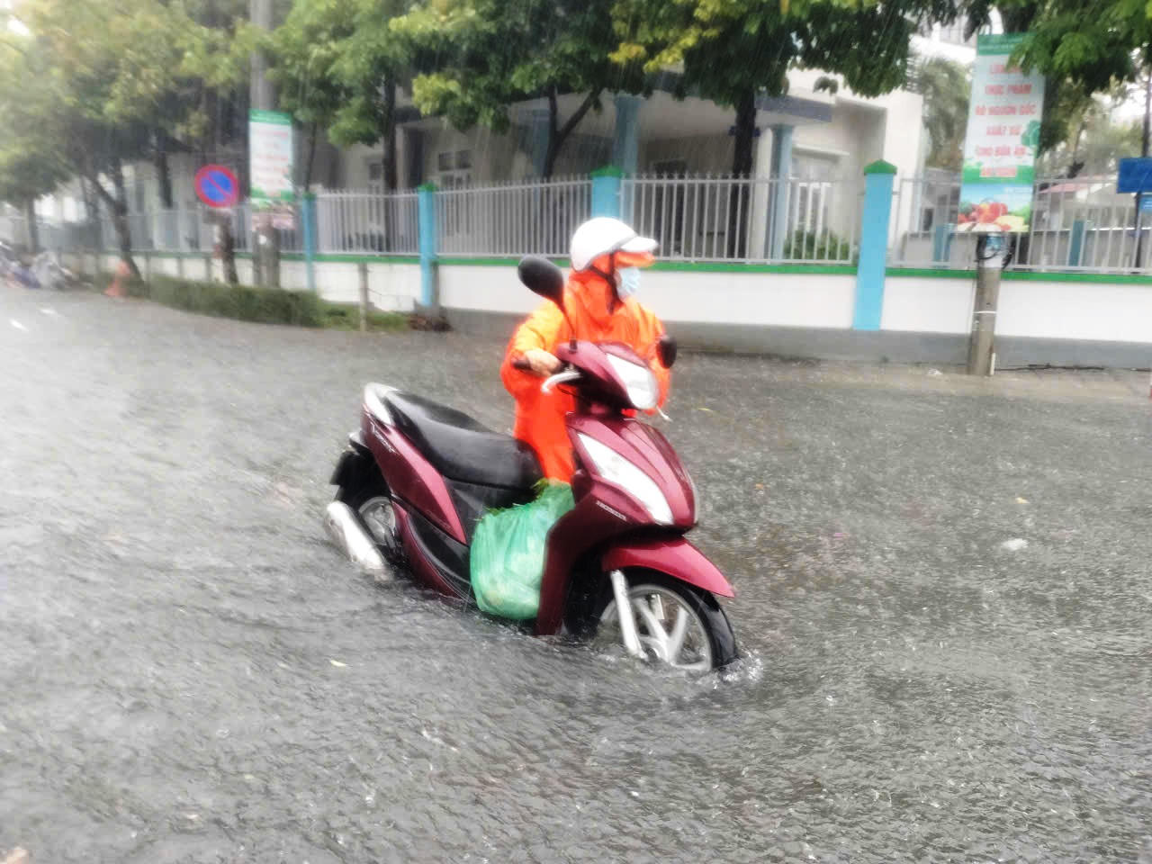 Mưa trắng trời, đường phố Tam Kỳ chìm trong “biển nước”