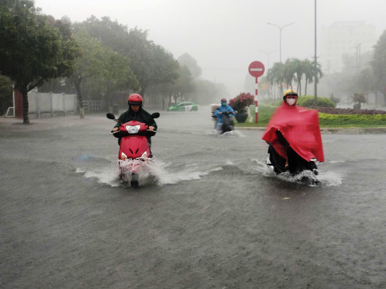 Mưa trắng trời, đường phố Tam Kỳ chìm trong “biển nước”