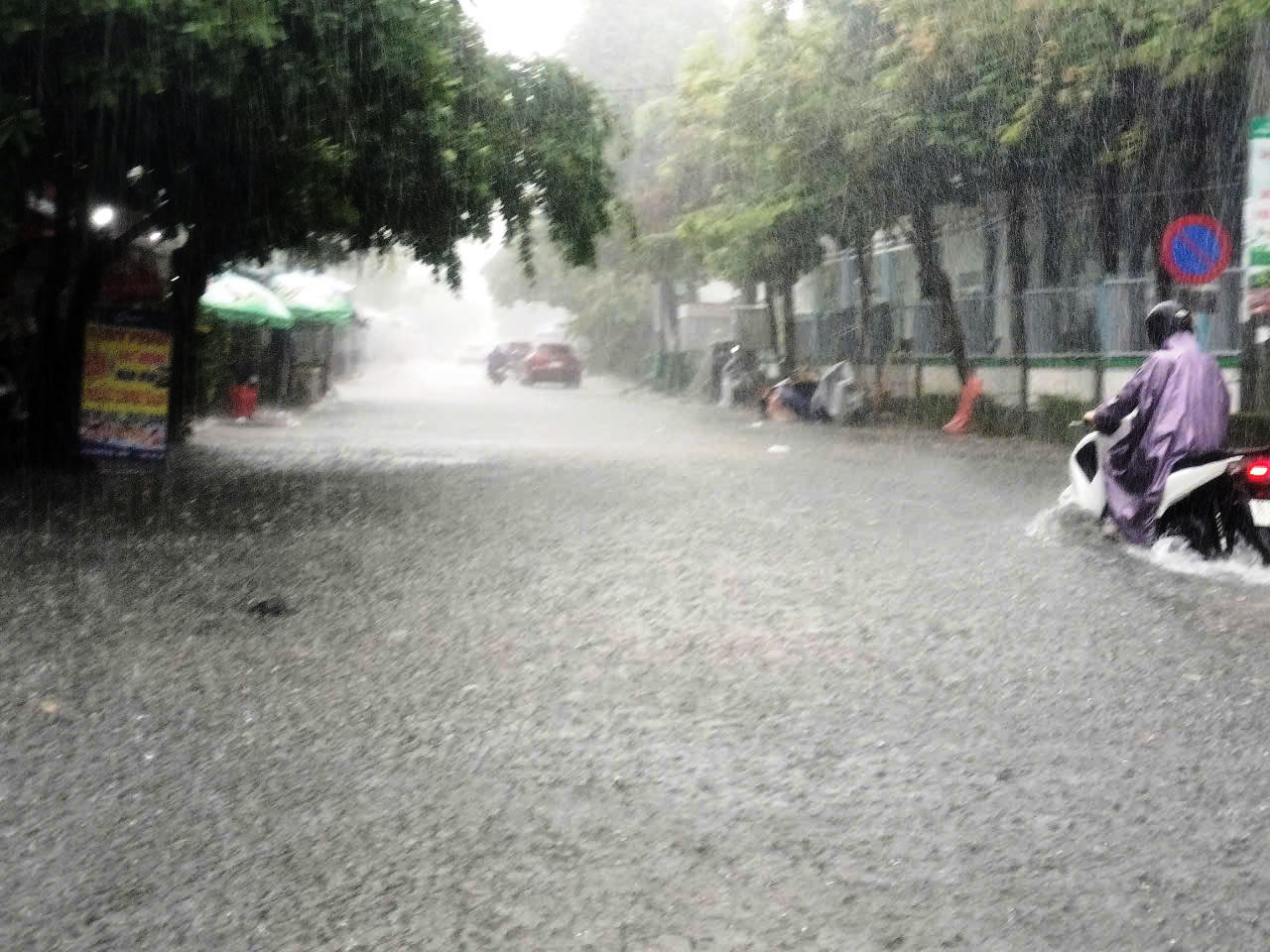 Mưa trắng trời, đường phố Tam Kỳ chìm trong “biển nước”