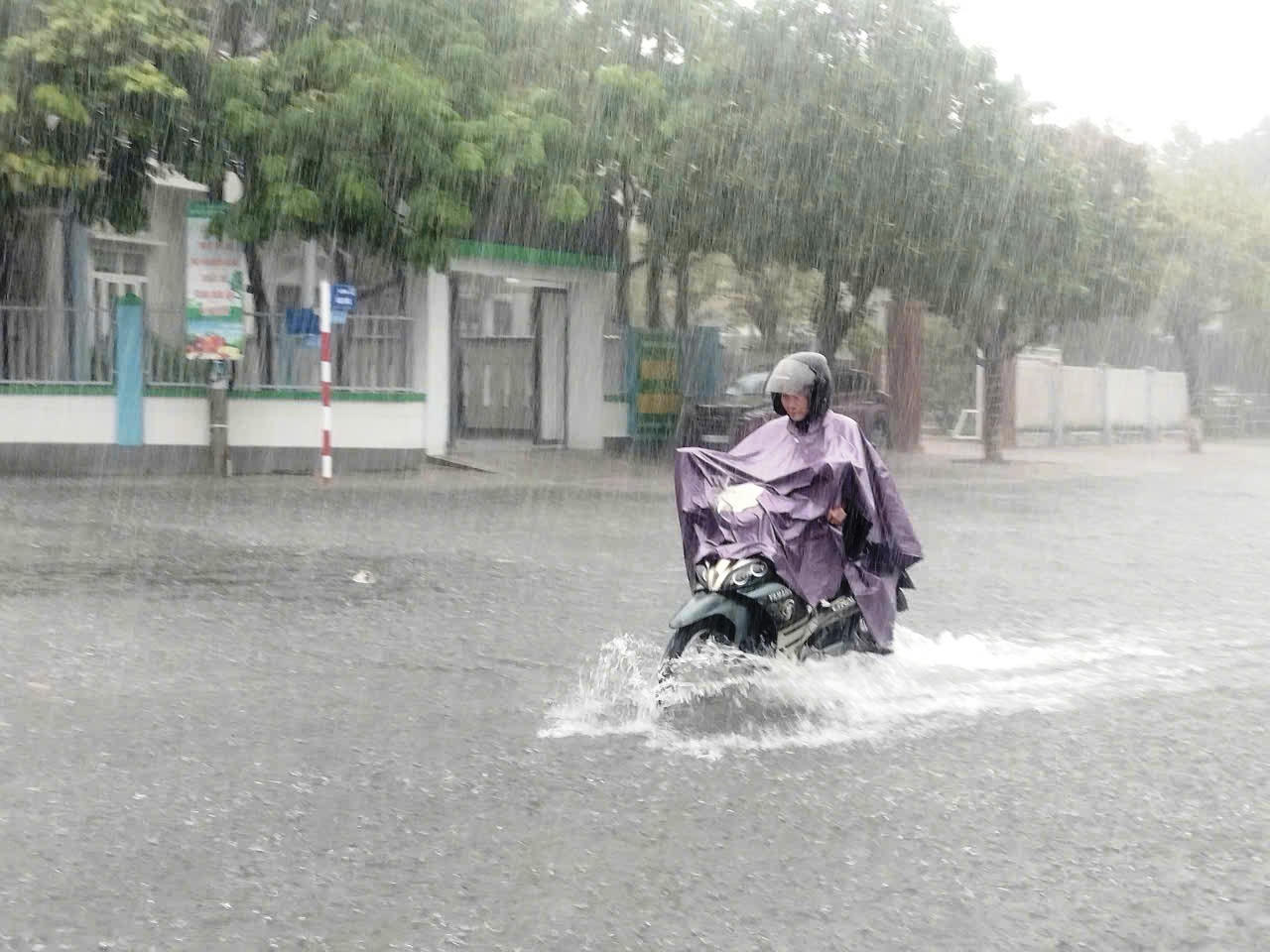 Mưa trắng trời, đường phố Tam Kỳ chìm trong “biển nước”